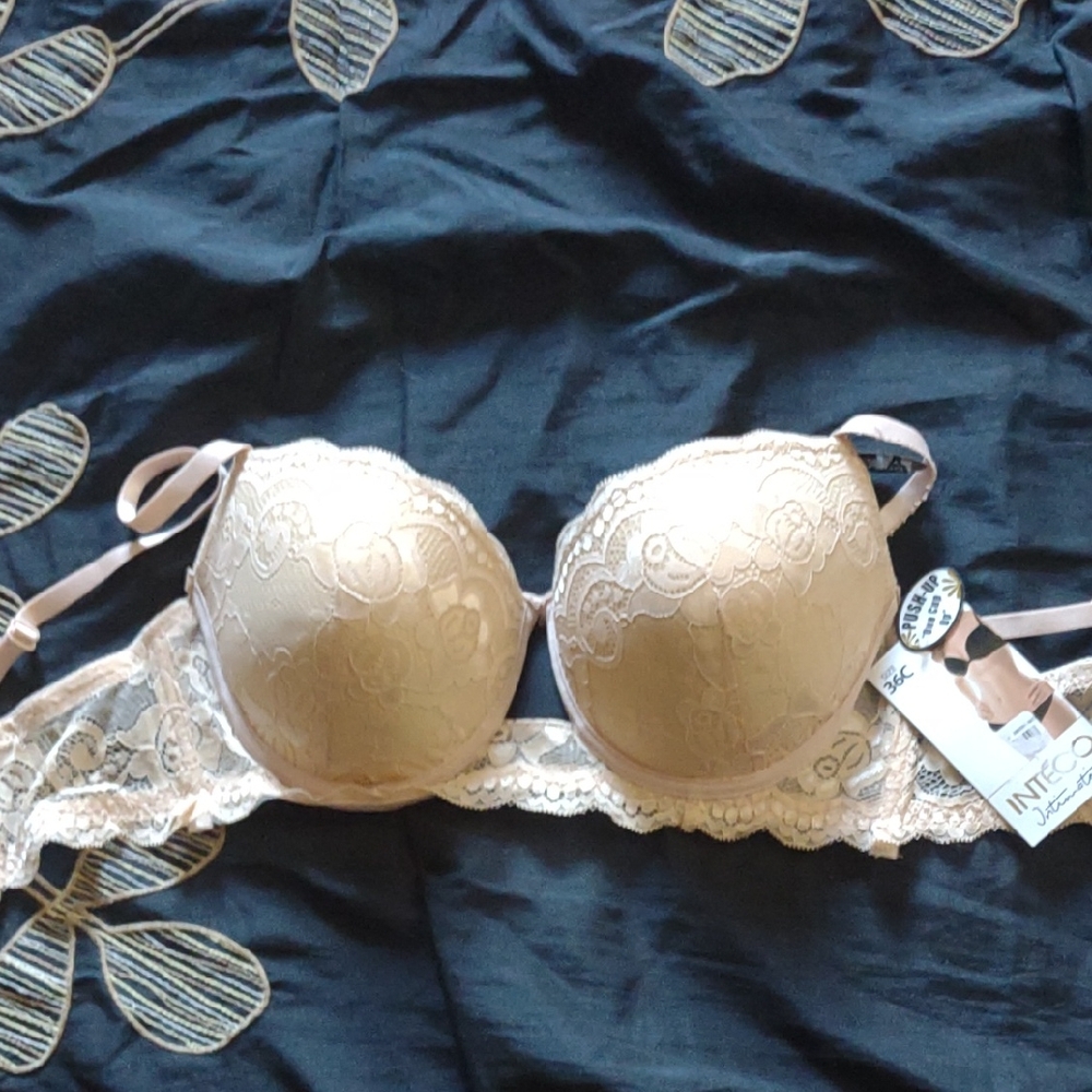 Elegant Lace Balconette Bra in Cream
